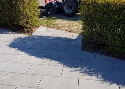 30*60 grå med kantsten som kantsikring
