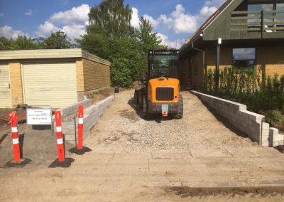 Belægning 30*60 med makro kantblokke 21*42 til støttemur.