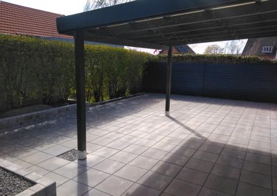 Terrasse lagt med 40*40 fliser og bonde blokke til bedafgrænsning med sorte granit skærver. 2 nye stolpefødder nedstøbte og opsat.
