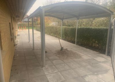 Projekt med 190m2 50*50 fliser med ny stabilgrus bund og opsætning af carport.